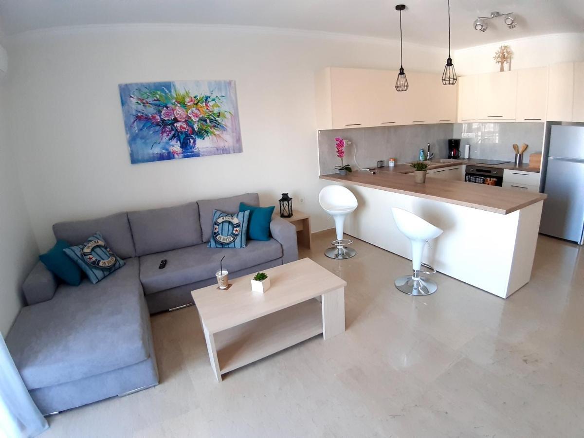 Central Apartment Near The Beach With Huge Private Terrace Loutraki  Exterior photo