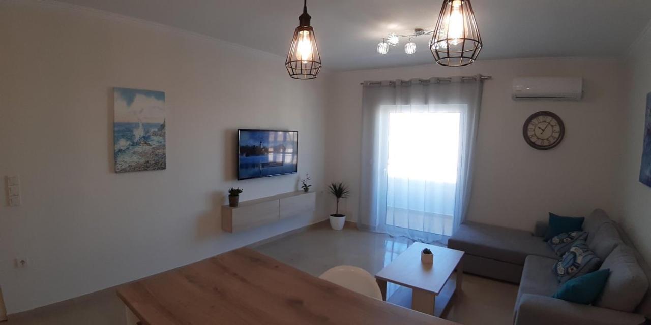 Central Apartment Near The Beach With Huge Private Terrace Loutraki  Exterior photo